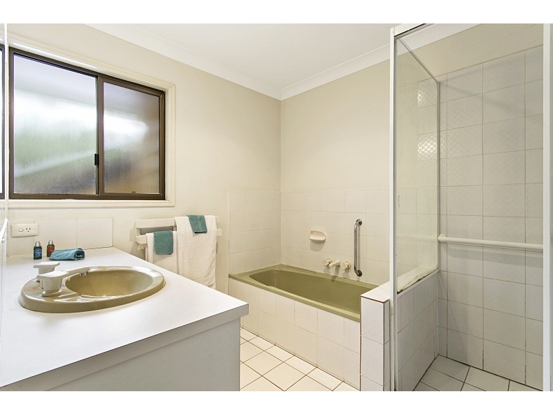 4 Nankoor St, Chapel Hill QLD 4069