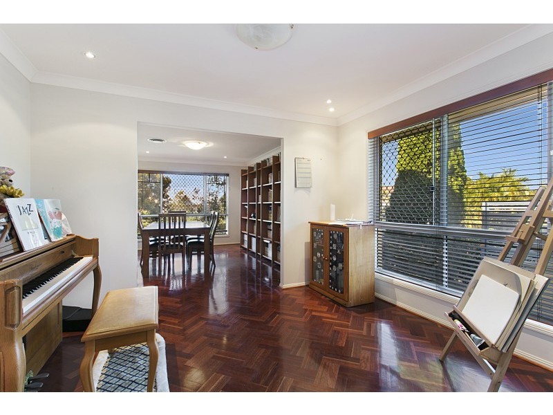 18 Lightwood Place, Sinnamon Park QLD 4073