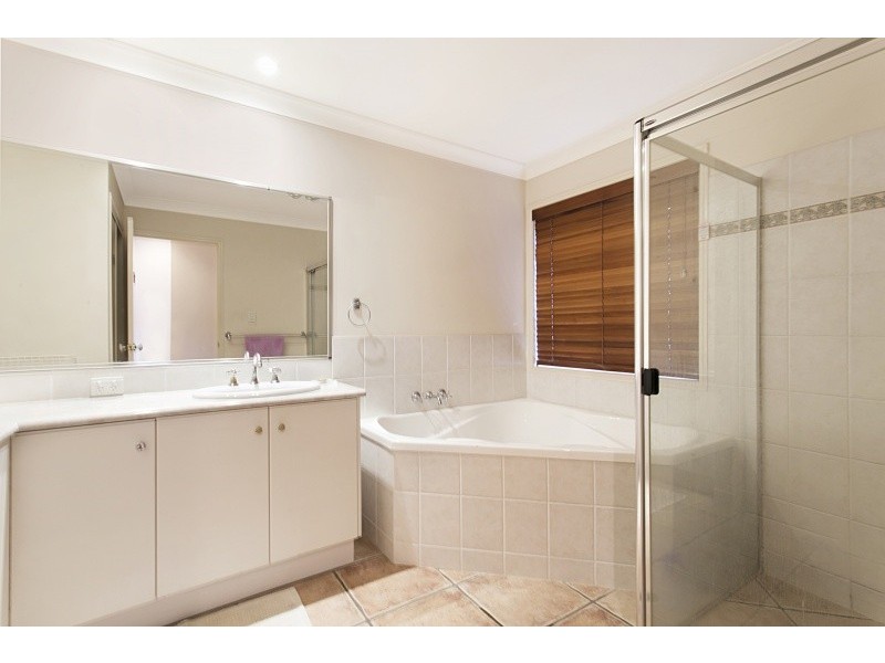 18 Lightwood Place, Sinnamon Park QLD 4073