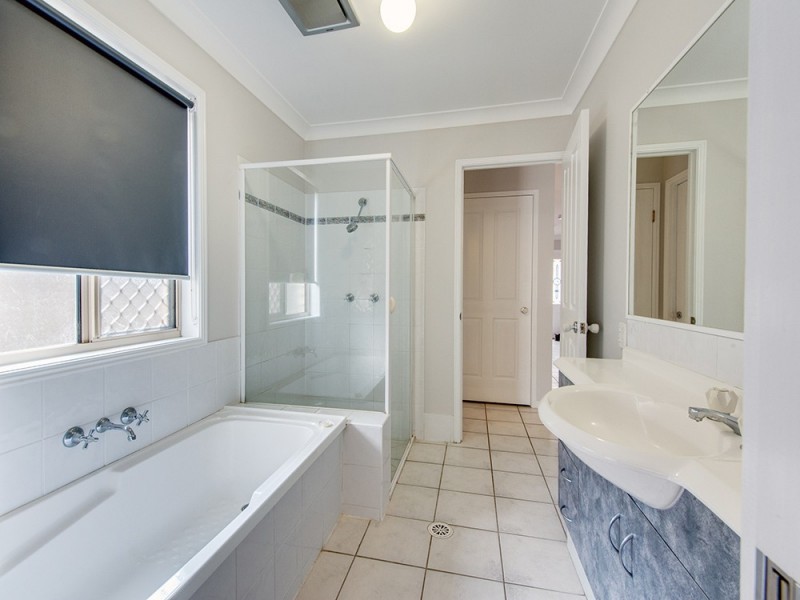 1 Muscovy Place, Forest Lake QLD 4078