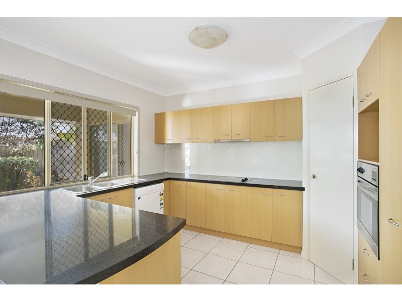 25 Lakeside Circuit, Sinnamon Park QLD 4073