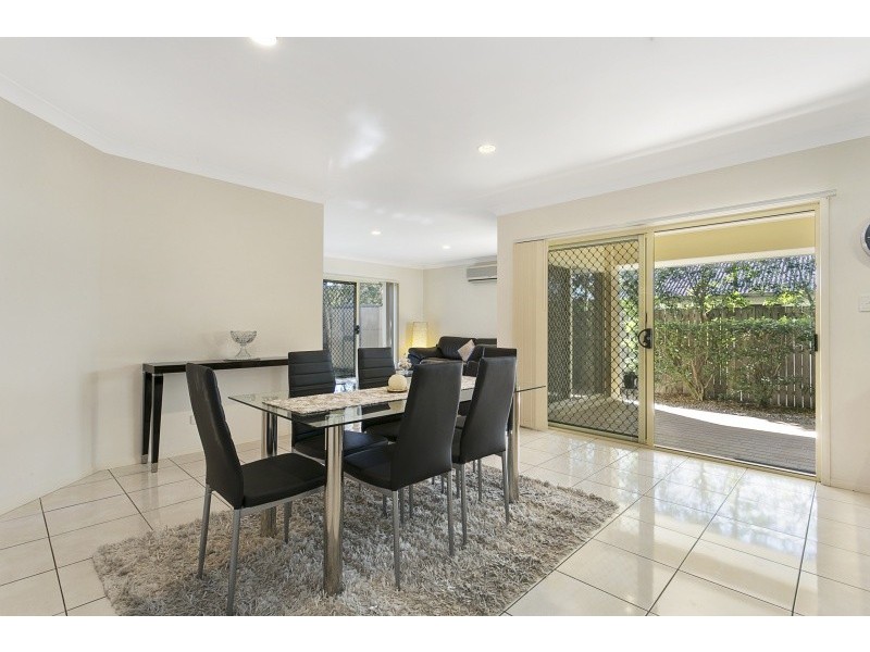 25 Lakeside Circuit, Sinnamon Park QLD 4073