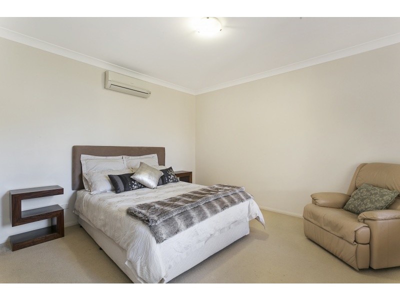 25 Lakeside Circuit, Sinnamon Park QLD 4073