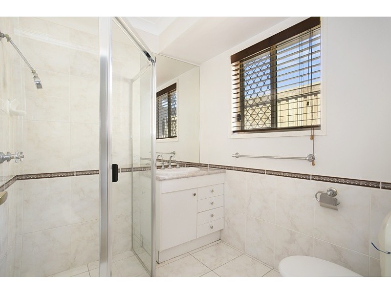 25 Lakeside Circuit, Sinnamon Park QLD 4073