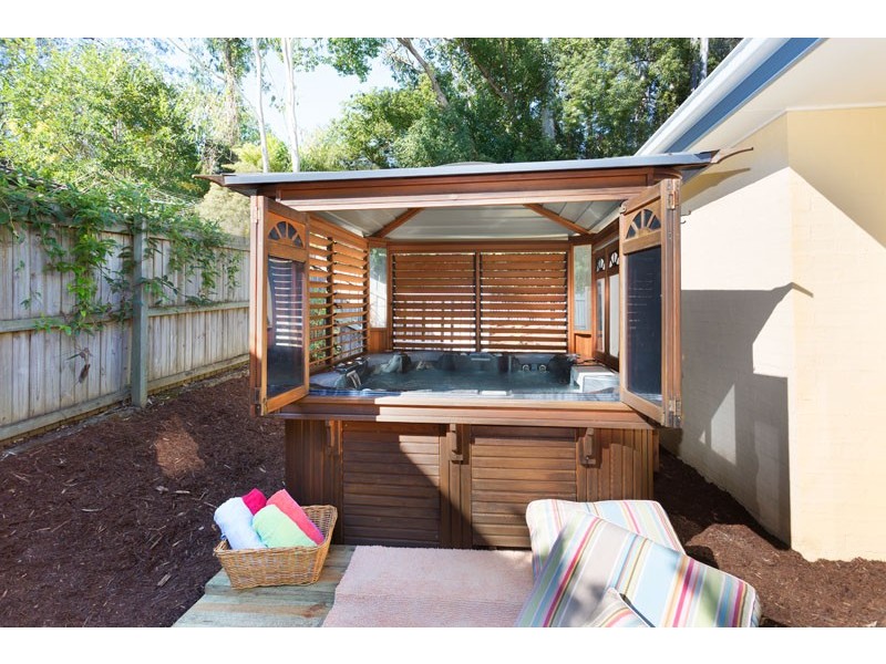 99 Mirbelia Street W, Kenmore Hills QLD 4069