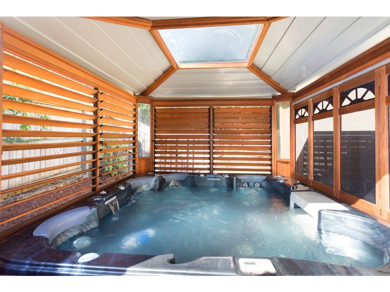 99 Mirbelia Street W, Kenmore Hills QLD 4069