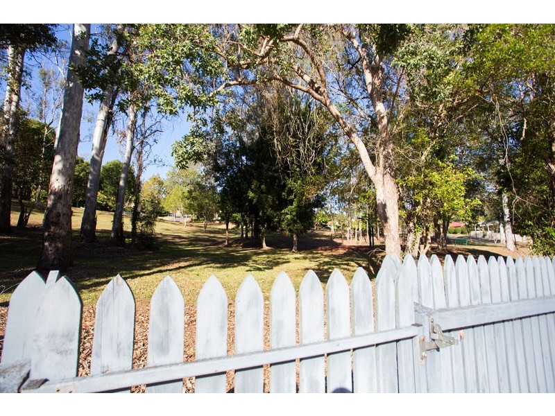 99 Mirbelia Street W, Kenmore Hills QLD 4069