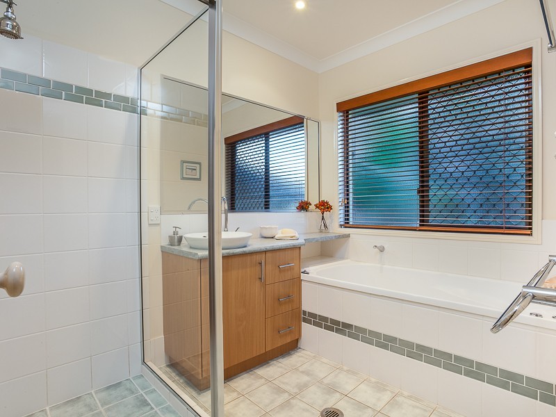 15 Greenwood Close, Moggill QLD 4070