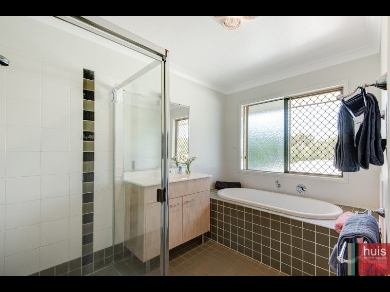 16 Farsley Pl, Manly West QLD 4179