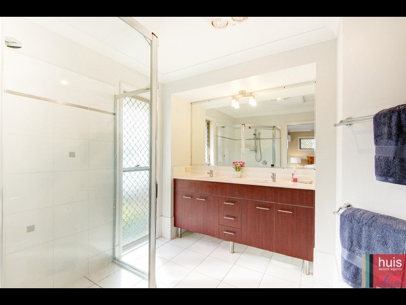 16 Farsley Pl, Manly West QLD 4179
