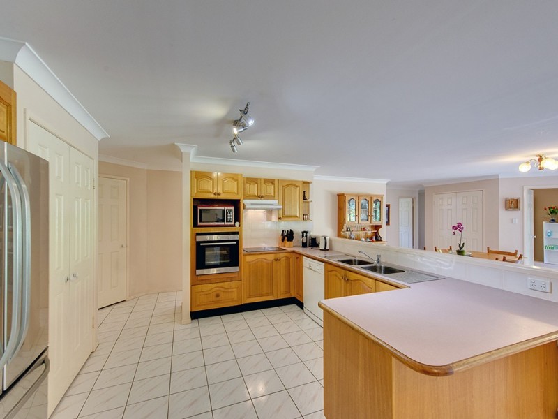 33 Amara Cr, Forest Lake QLD 4078