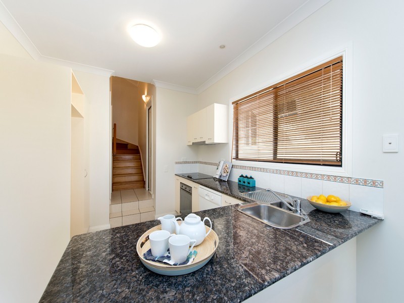 2/10 Greenlaw Street, Indooroopilly QLD 4068