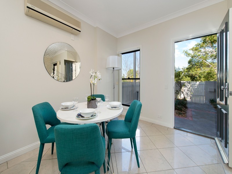 2/10 Greenlaw Street, Indooroopilly QLD 4068