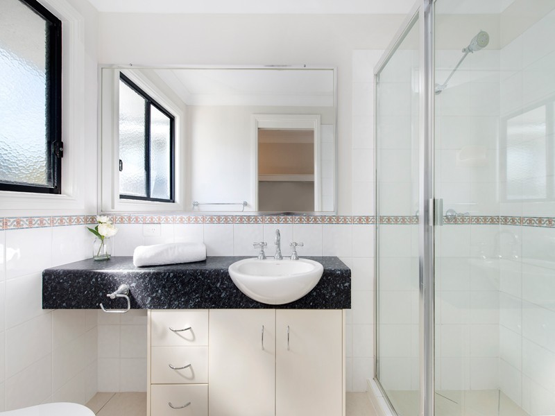 2/10 Greenlaw Street, Indooroopilly QLD 4068