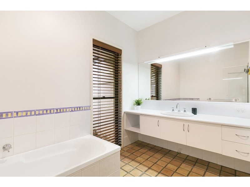 11 Carissa Place, Chapel Hill QLD 4069