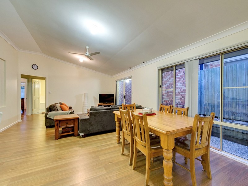 9 Cambridge Cr, Forest Lake QLD 4078