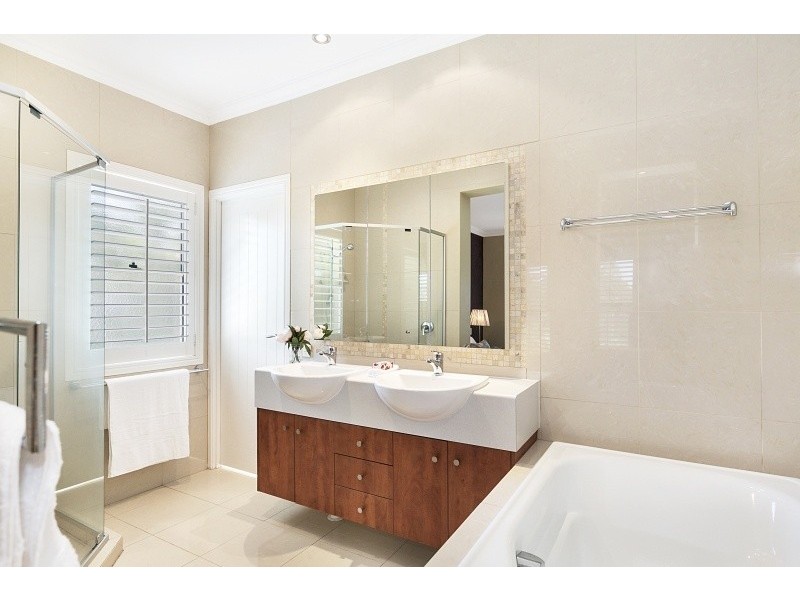 2/7 Scenic Rd, Kenmore QLD 4069