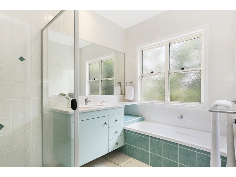 2/7 Scenic Rd, Kenmore QLD 4069