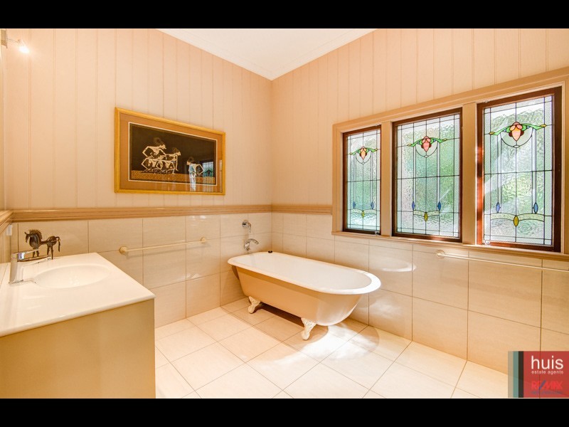 21 Rosewood St, Bardon QLD 4065