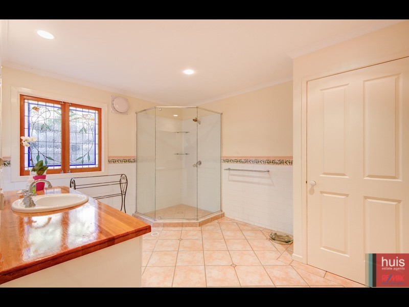 21 Rosewood St, Bardon QLD 4065