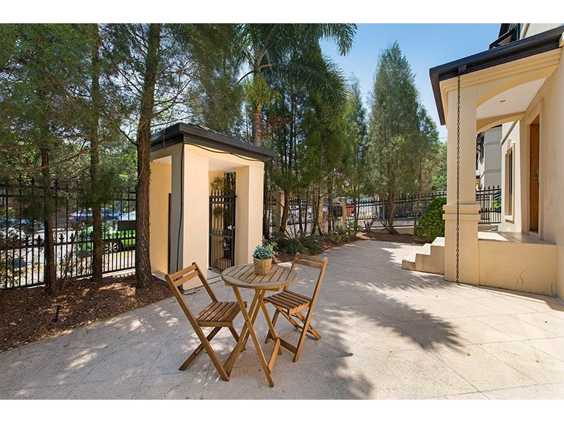 2/136 Central Avenue, Indooroopilly QLD 4068