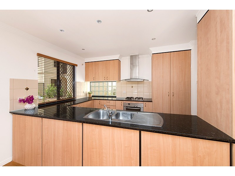 2/136 Central Avenue, Indooroopilly QLD 4068