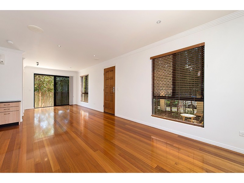 2/136 Central Avenue, Indooroopilly QLD 4068