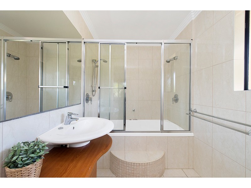 2/136 Central Avenue, Indooroopilly QLD 4068