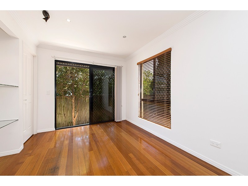 2/136 Central Avenue, Indooroopilly QLD 4068