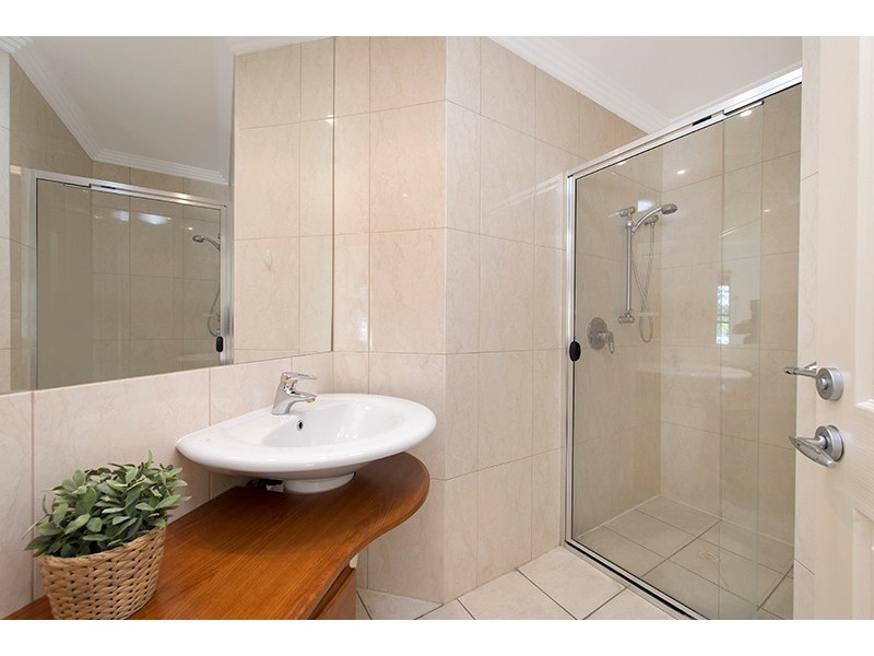 2/136 Central Avenue, Indooroopilly QLD 4068