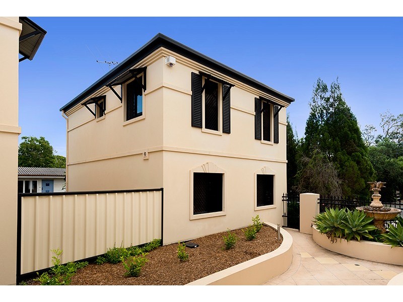 2/136 Central Avenue, Indooroopilly QLD 4068