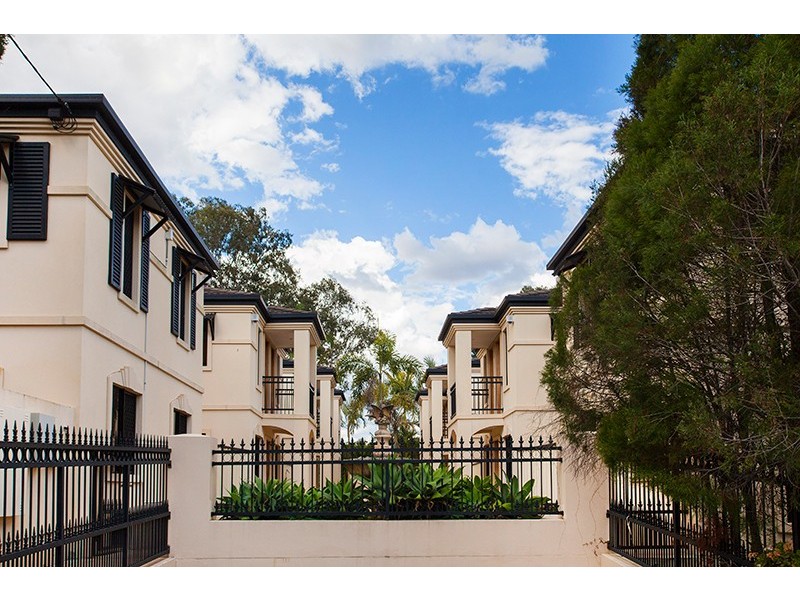 2/136 Central Avenue, Indooroopilly QLD 4068