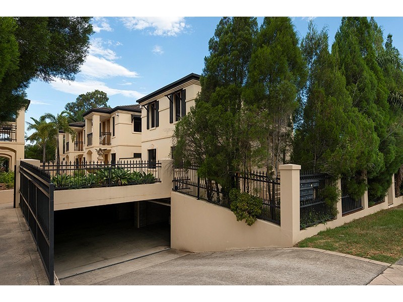 2/136 Central Avenue, Indooroopilly QLD 4068