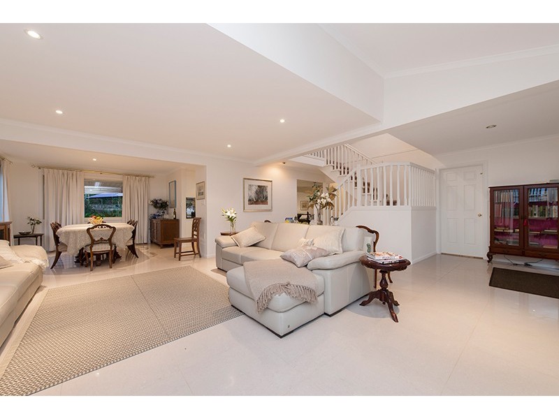 7 Boyd Terrace, Brookfield QLD 4069