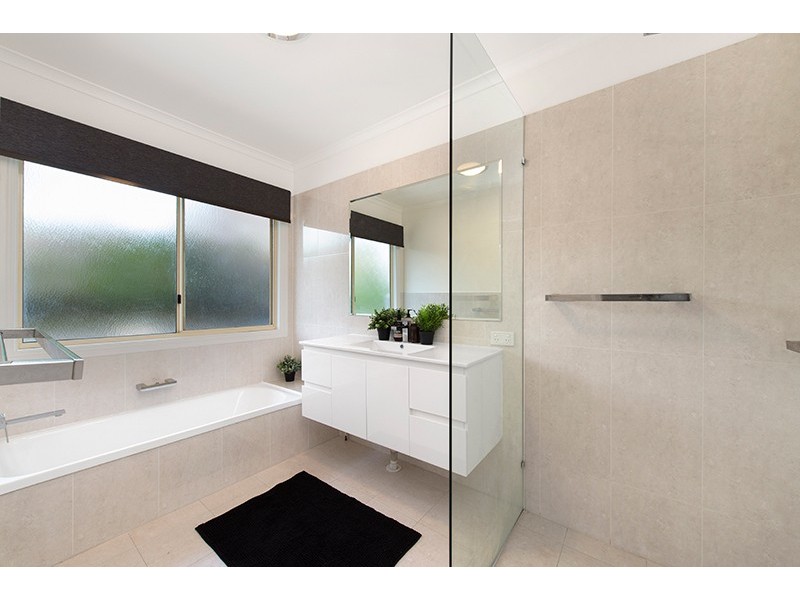 7 Boyd Terrace, Brookfield QLD 4069