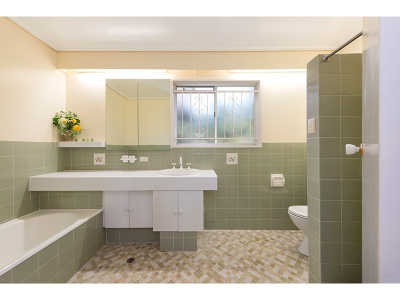 17 Alenola Street, Chapel Hill QLD 4069