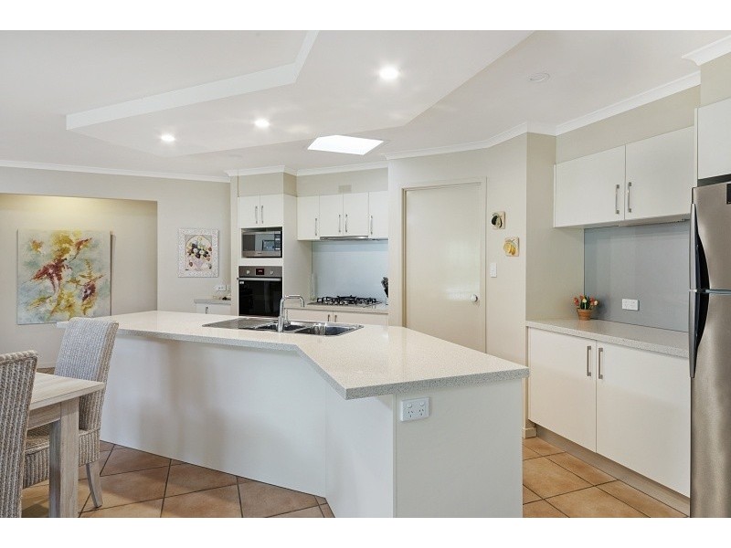 4 Campden Ct, Brookfield QLD 4069