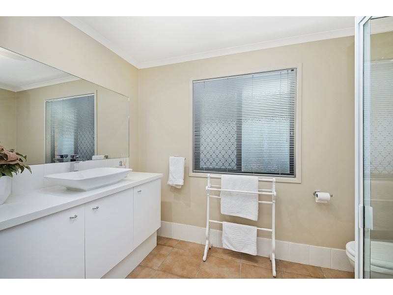 4 Campden Ct, Brookfield QLD 4069