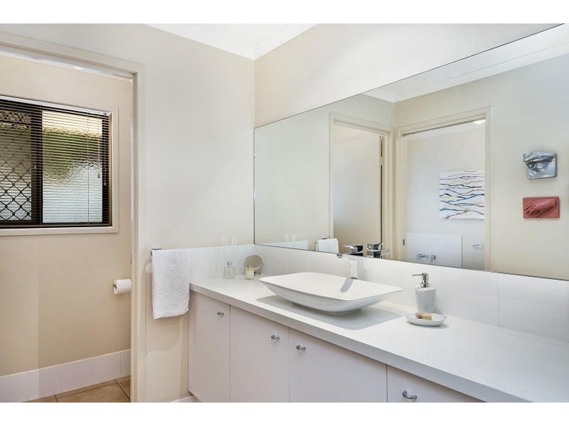 4 Campden Ct, Brookfield QLD 4069