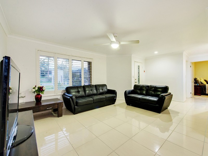 42 Lakeside Cr, Forest Lake QLD 4078