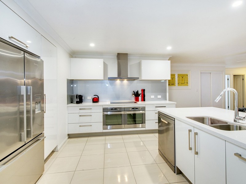 42 Lakeside Cr, Forest Lake QLD 4078