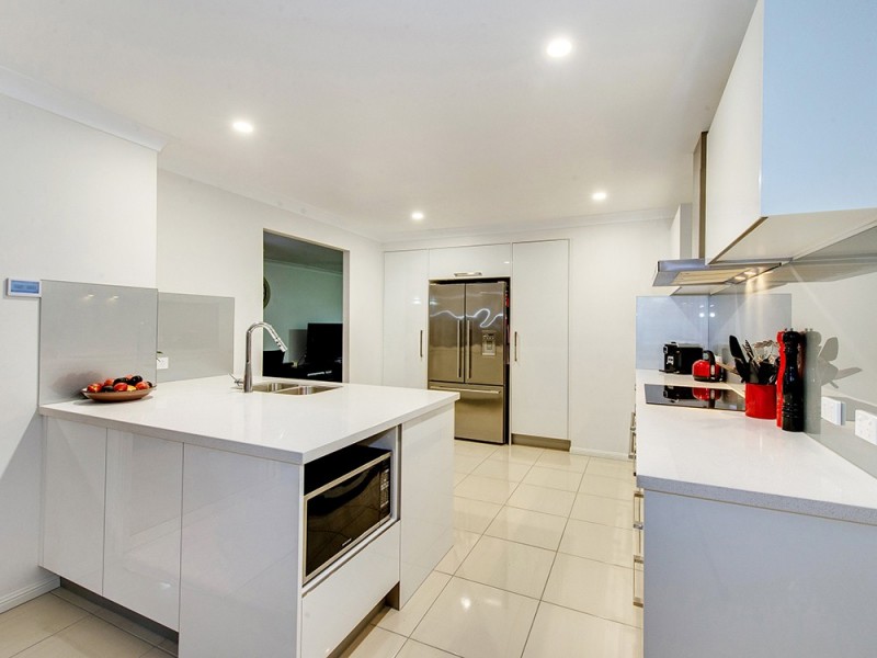 42 Lakeside Cr, Forest Lake QLD 4078