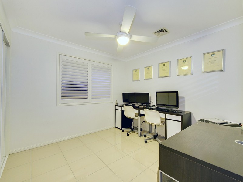 42 Lakeside Cr, Forest Lake QLD 4078