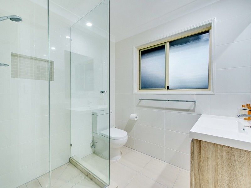 42 Lakeside Cr, Forest Lake QLD 4078