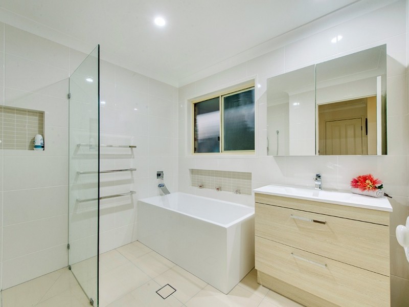 42 Lakeside Cr, Forest Lake QLD 4078