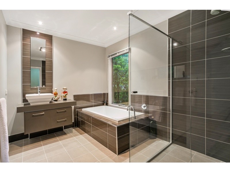 18 Nara Street, Kenmore QLD 4069