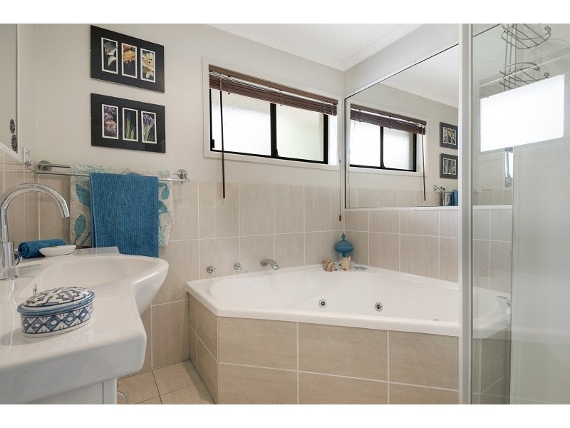 24 Stralock Street, Chapel Hill QLD 4069