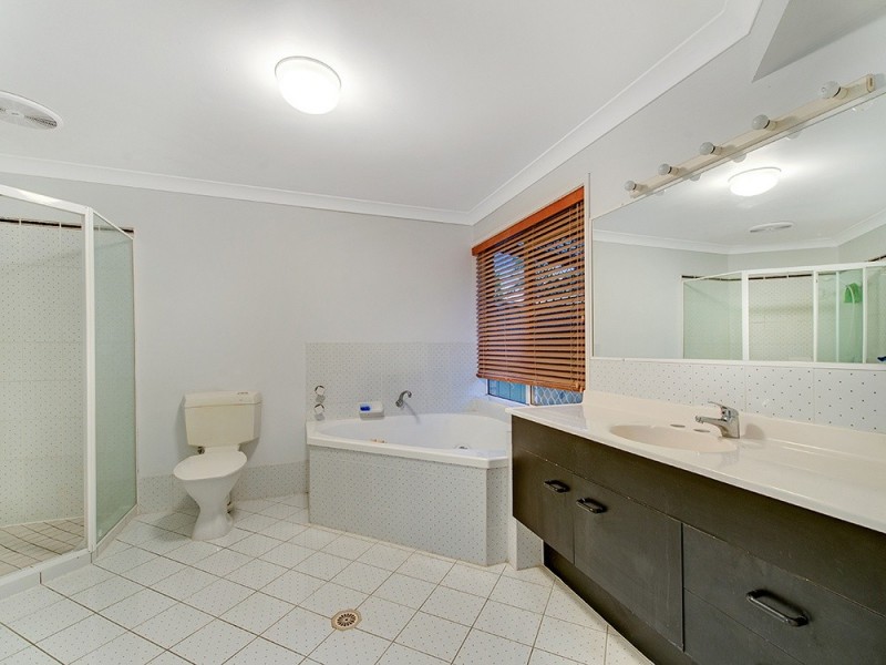 8 Ballandean Cl, Forest Lake QLD 4078