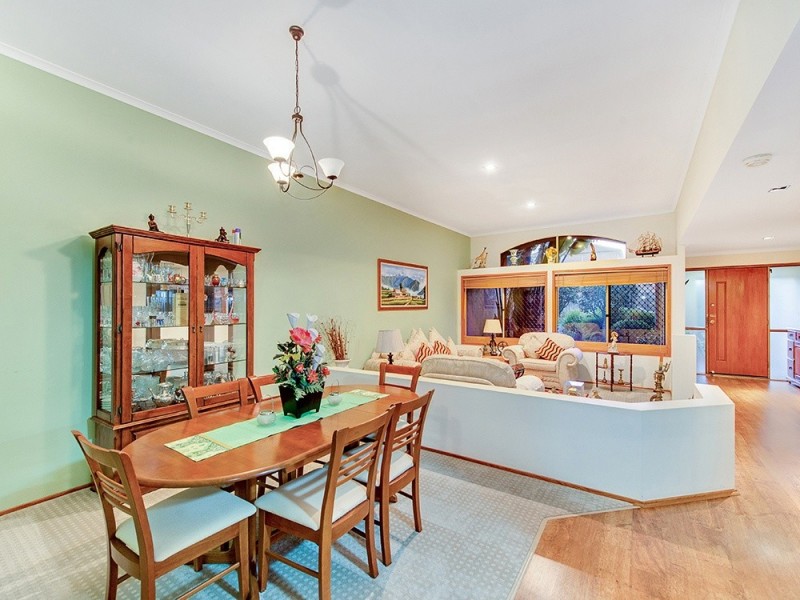 9 Lakeside Cr, Forest Lake QLD 4078