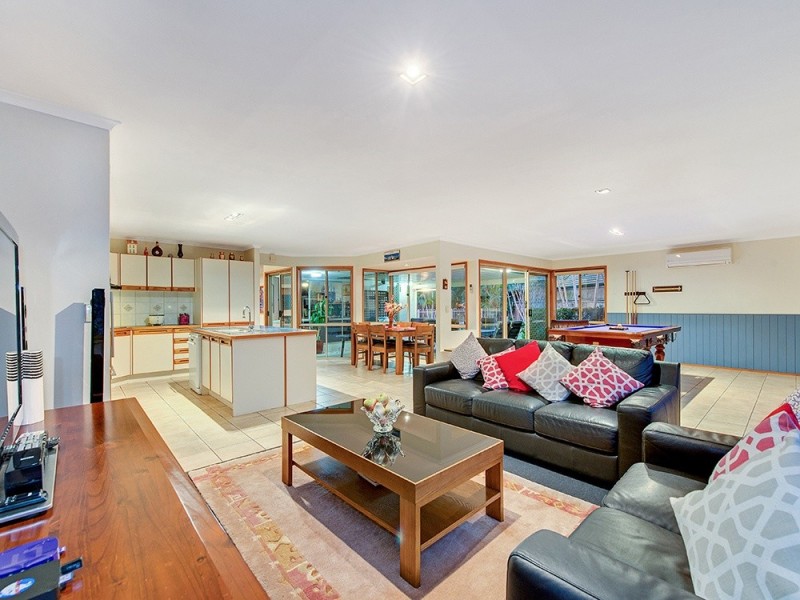 9 Lakeside Cr, Forest Lake QLD 4078